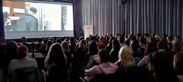 študenti pozerajúci film na filnnovom festivale inklúzie