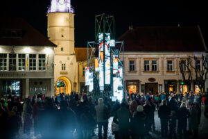 mierove námestie v trenčíne a na ňom vysvietený objekt z light art festivalu